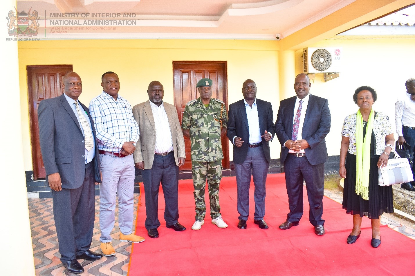 A team from the State Department for Correctional Services led by the Commissioner General of Prisons Brg (Rtd) John Warioba (In Uniform) together with Deputy Governor Joseph Magwanga, County Commissioner Moses Lilan and Tom Mboya University Vice-Chancellor Peter Ocholla, at the Governor’s office during a courtesy. Photo: Collins William.