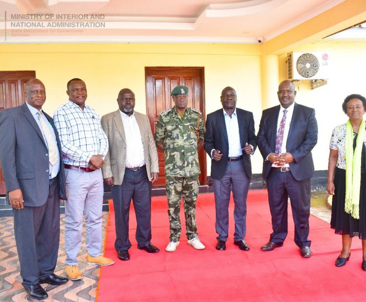 A team from the State Department for Correctional Services led by the Commissioner General of Prisons Brg (Rtd) John Warioba (In Uniform) together with Deputy Governor Joseph Magwanga, County Commissioner Moses Lilan and Tom Mboya University Vice-Chancellor Peter Ocholla, at the Governor’s office during a courtesy. Photo: Collins William.